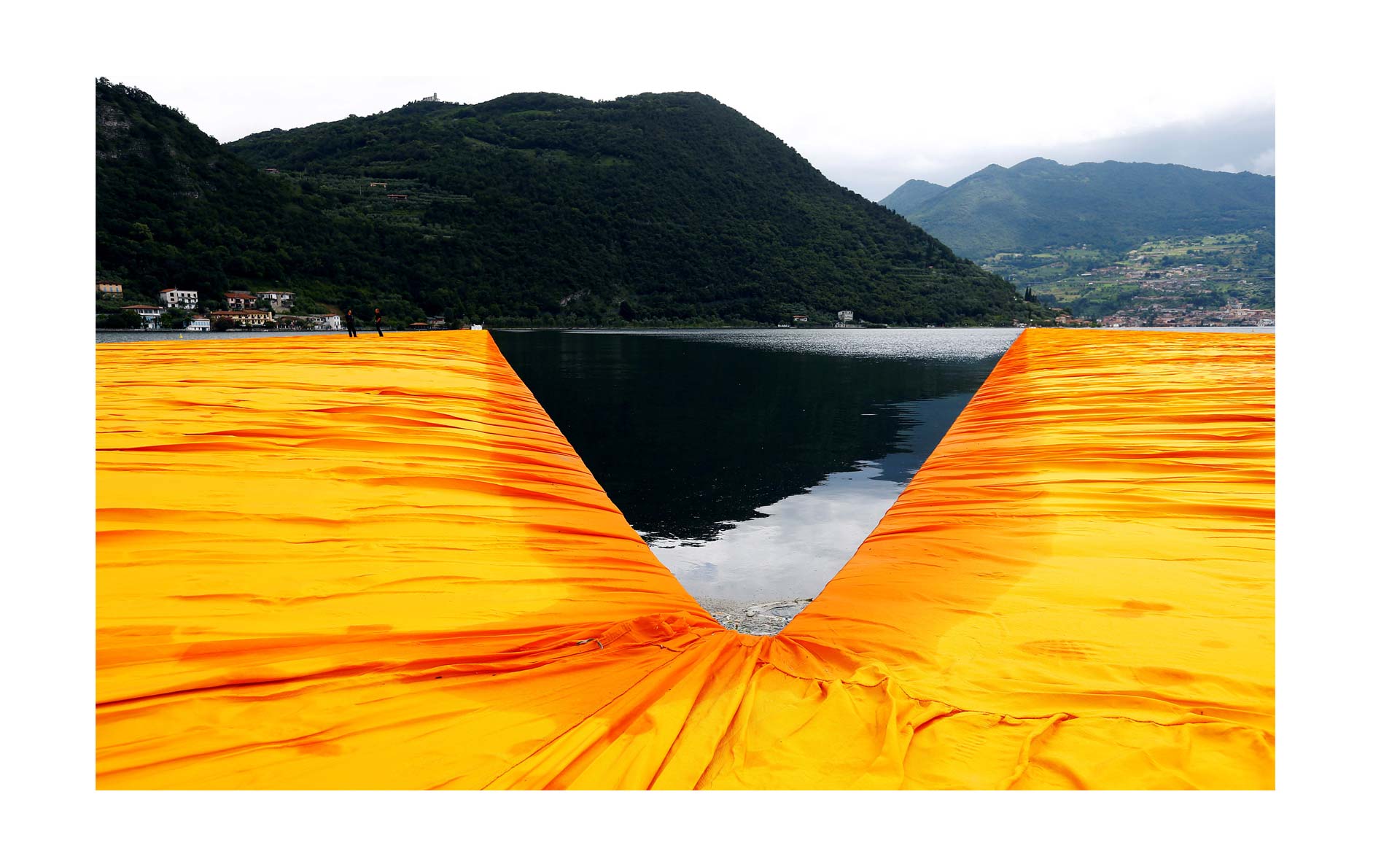 El artista Christo inauguró su nueva instalación en Italia: tres kilómetros de plataformas flotantes de color amarillo brillante