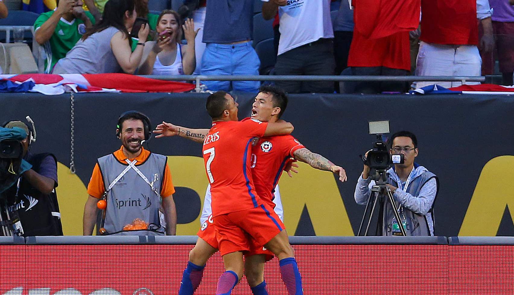 La "Roja" venció a la selección colombiana 2-0 en en partido que estuvo retrasado por una tormenta eléctrica