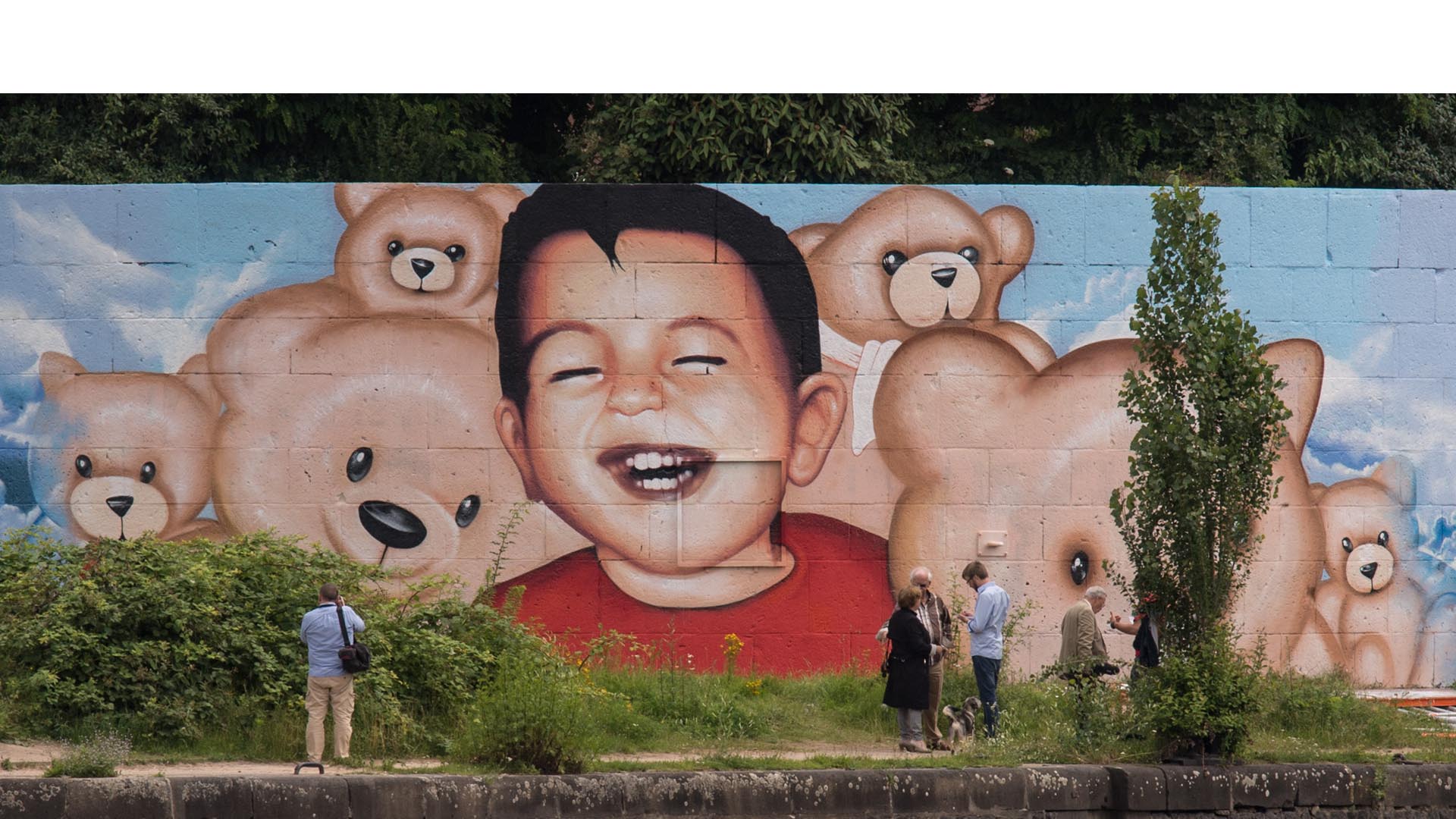 Los artistas Oguz Sen y Justus Becker, pintaron un mural en honor al niño sirio que murió durante la crisis migratoria