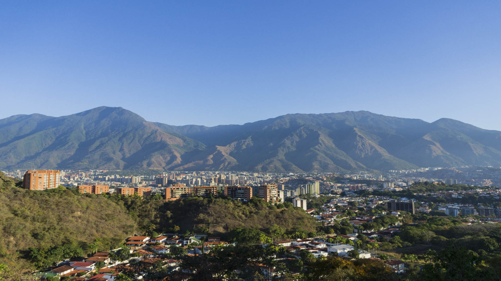 Caracas fundada por Diego de Losada el 25 de julio de 1567 en honor al día de Santiago, santo patrón de España.