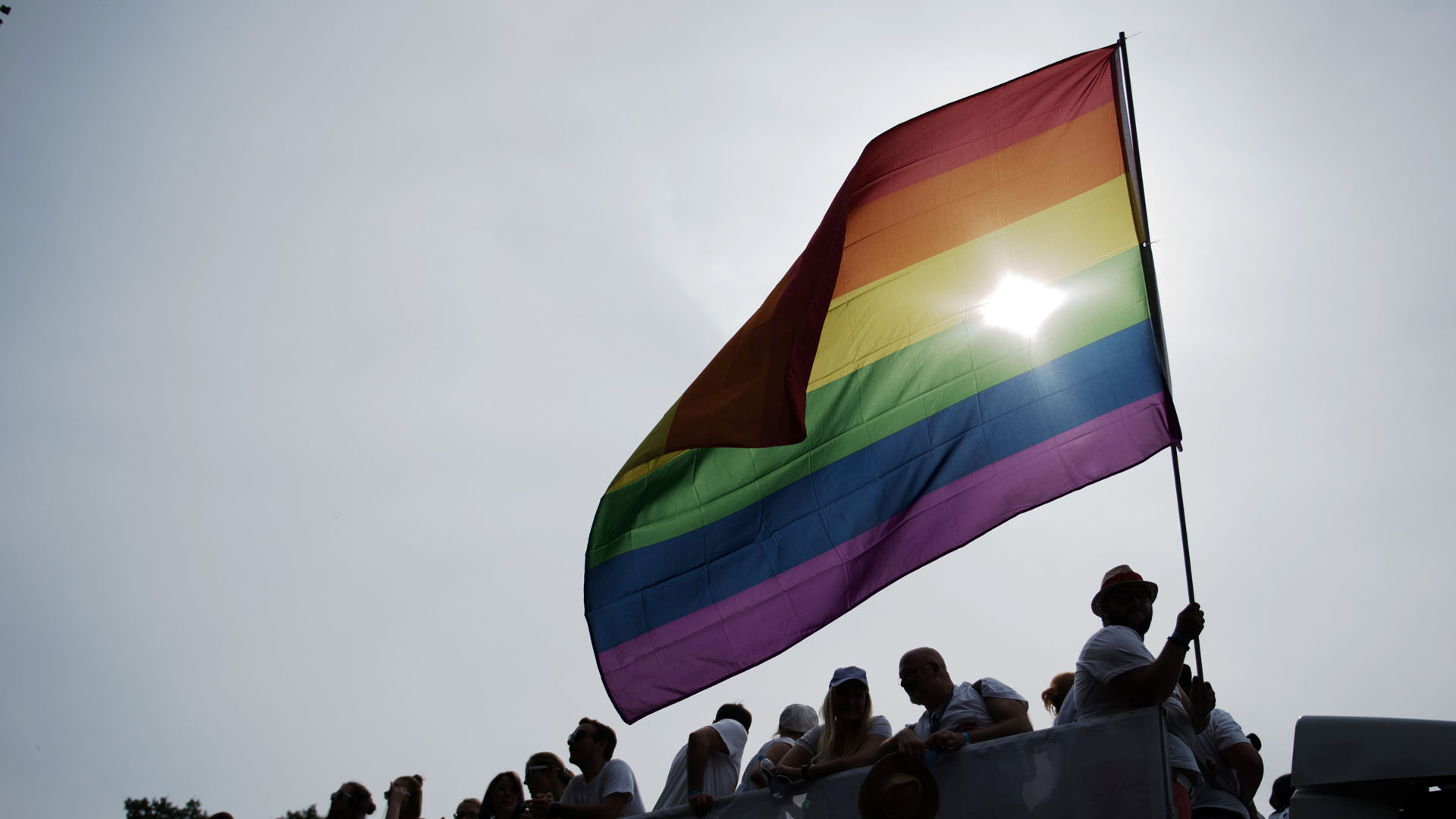 En medio de la marcha del orgullo gay el alcalde dijo que no darán margen a la discriminación y la intolerancia