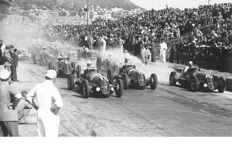 Francia es considerado el país pionero de las carreras automovilísticas, ya que fue acá donde se corrió por primera vez con autos a vapor