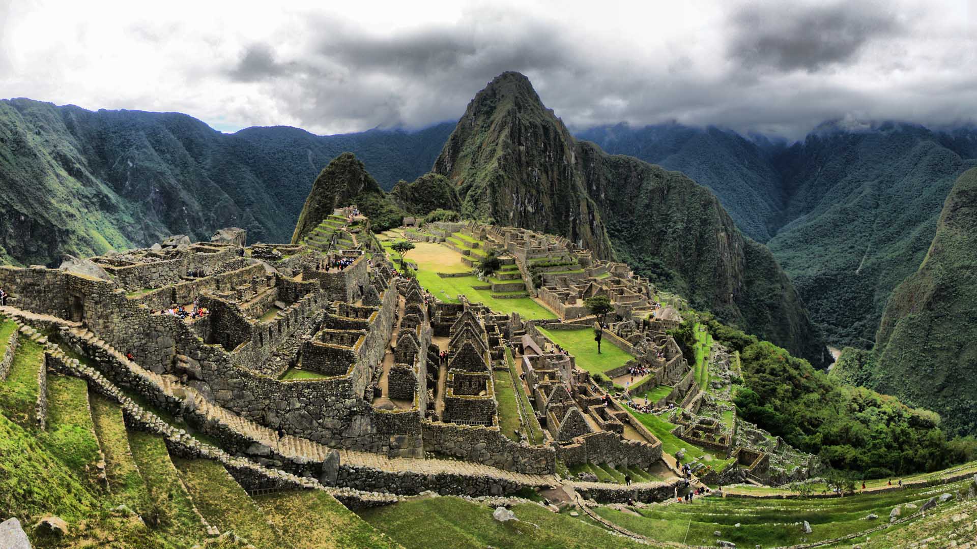 Las imponentes estructuras incas atraen la atención y el dinero de miles de turistas que llegan de todo el mundo