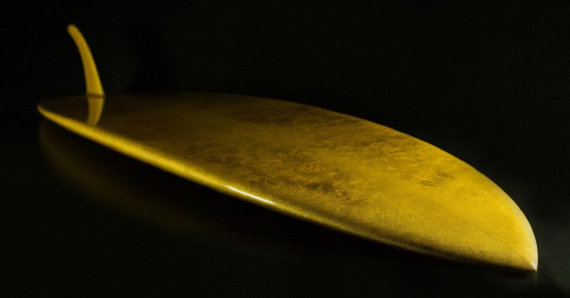 Hoja de oro cubierta de tabla
