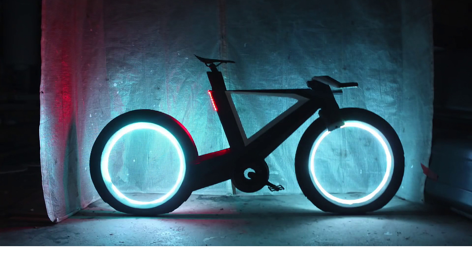 Se trata de una bicicleta eléctrica que con sus luces led hace más visible al conductor entre el tráfico en lugares poco iluminados