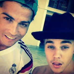 El cantante ya está familiarizado en el mundo deportivo pues es muy amigo de Neymar Jr