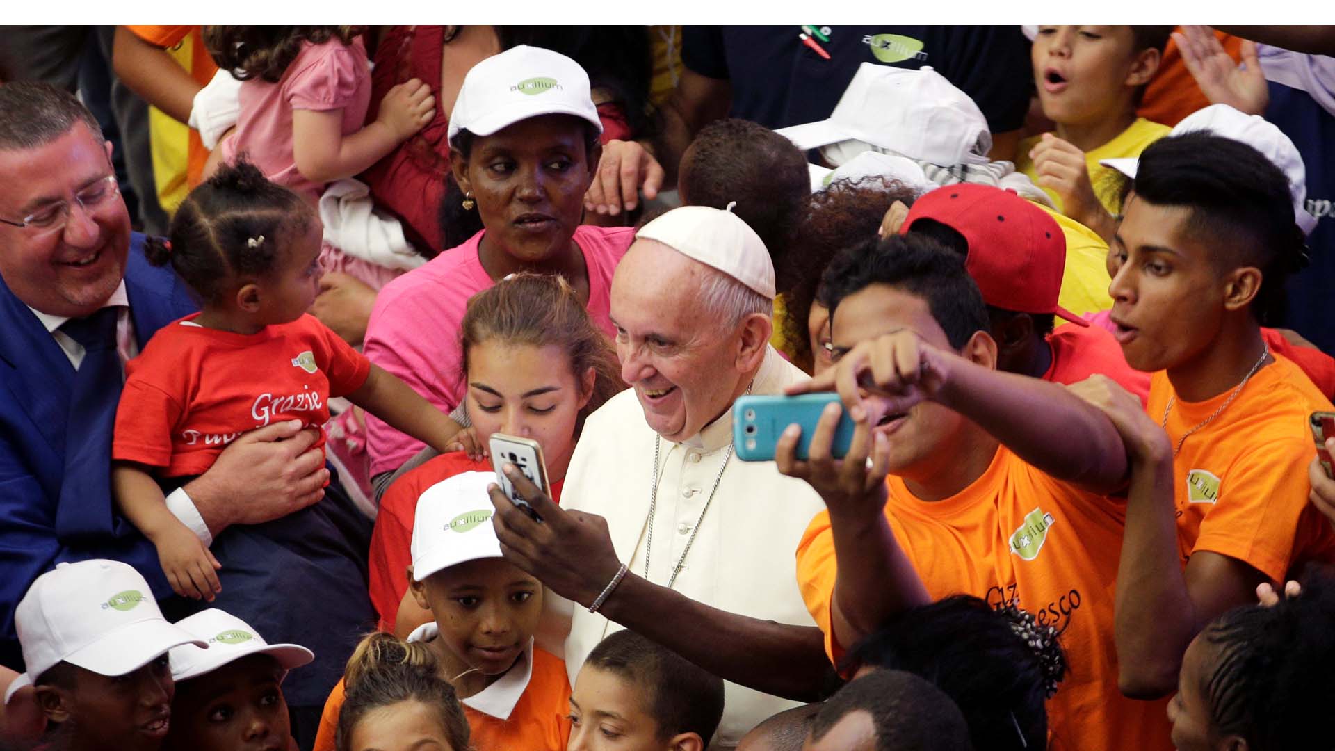 Tras culminar la audiencia general el Pontífice compartió con niños de Eritrea, Egipto y Siria que son protegidos por cooperativa social Auxilium