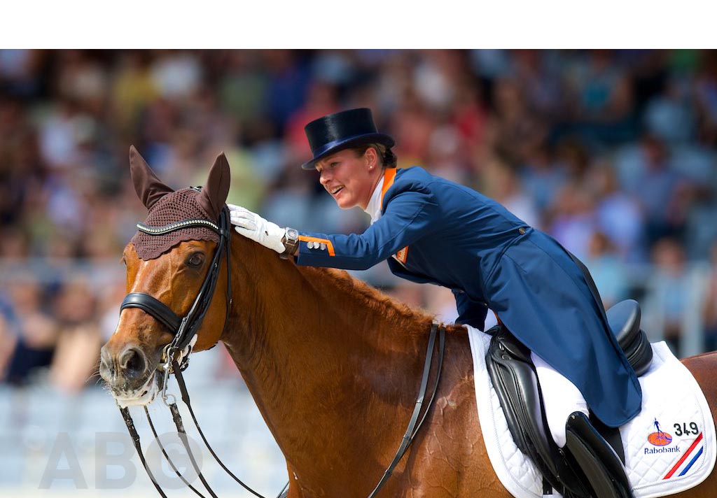 La jinete Adelinde Cornelissen puso fin a su participación en las olimpiadas tras proteger la salud de su caballo que presentaba fiebre