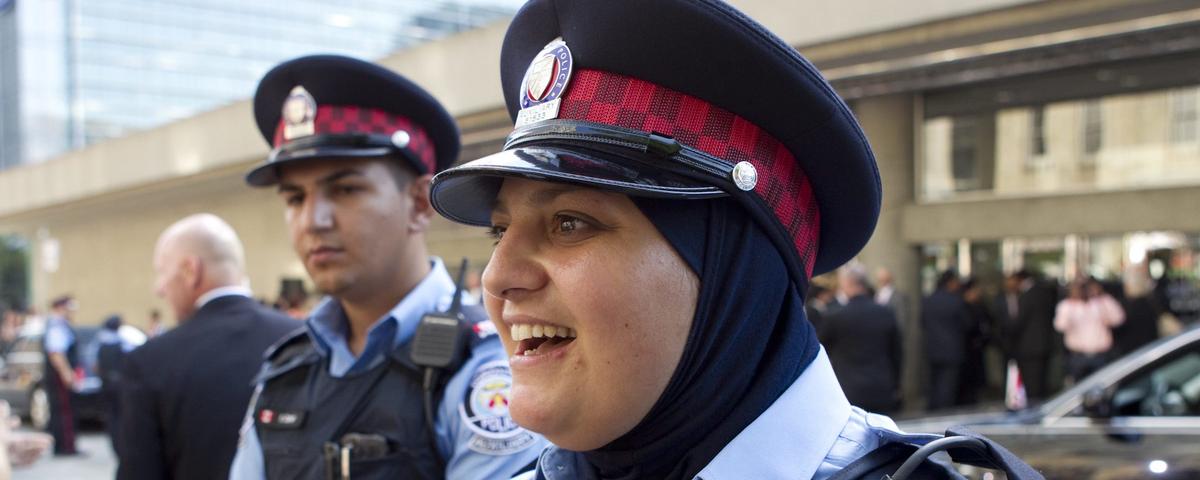 Las mujeres musulmanas que forman parte del cuerpo de seguridad escoces podrán utilizar la pieza tradicional de su cultura durante sus funciones