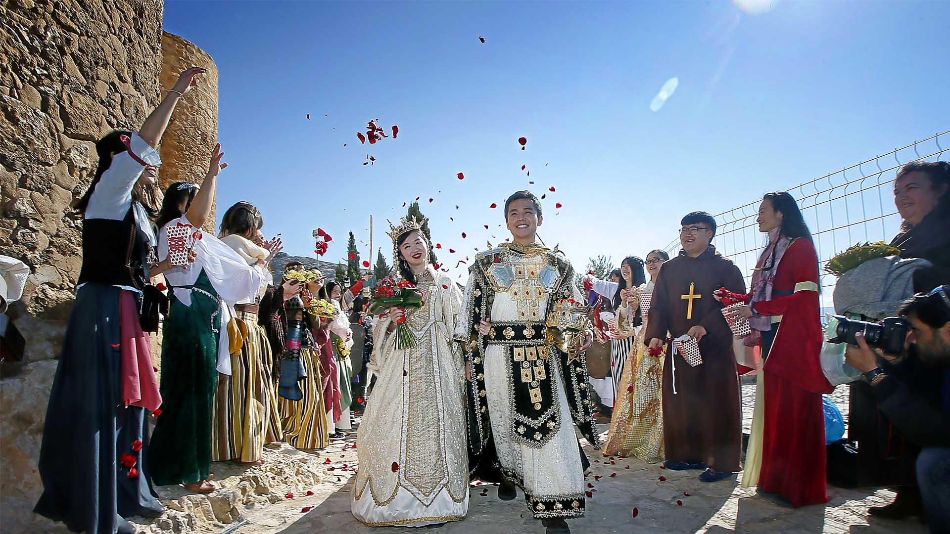 Según cada país, existen diversas culturas y características icónicas que ciertas parejas suelen vestir representándolas en el día de su boda