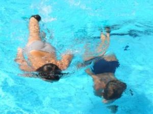 Nadar beneficia a los niños en edad escolar