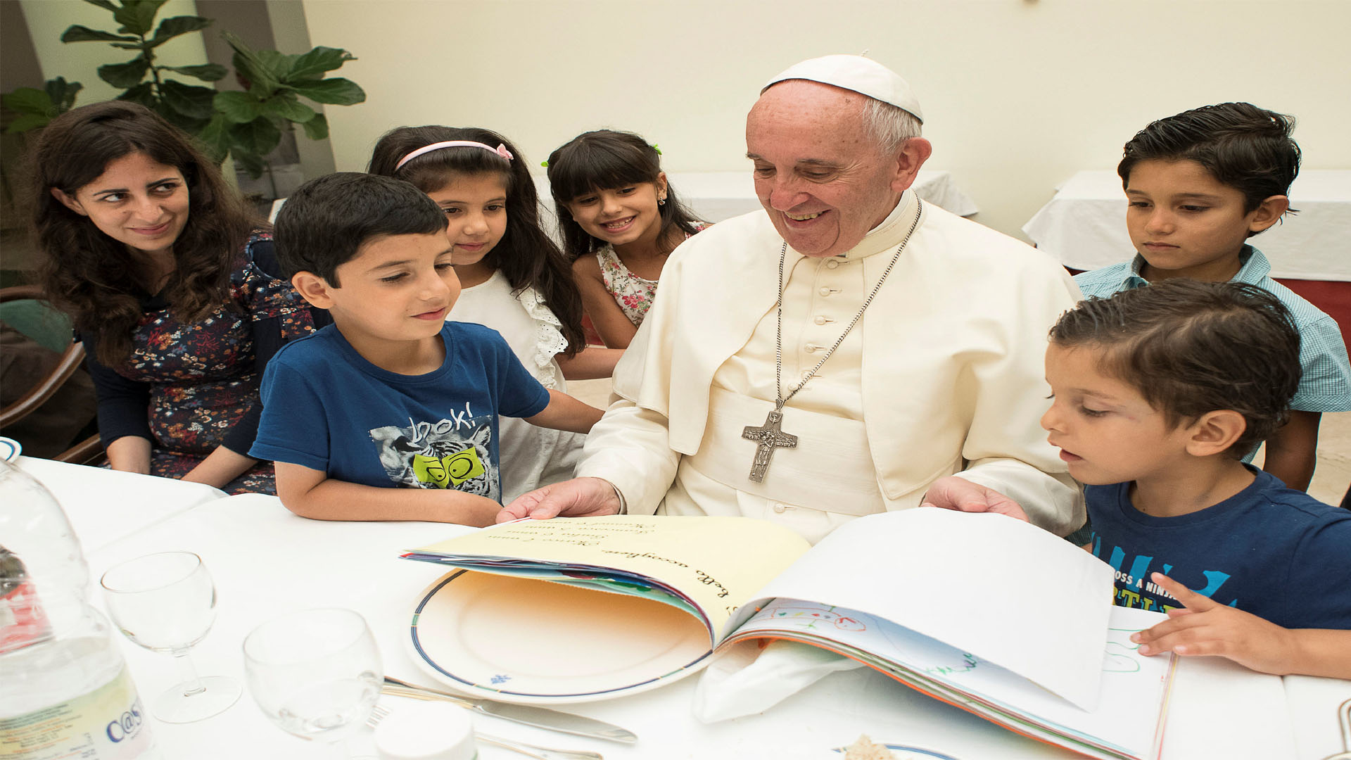 El máximo líder de la Iglesia católica, se reunió con un grupo de sirios quienes están viviendo en el Vaticano