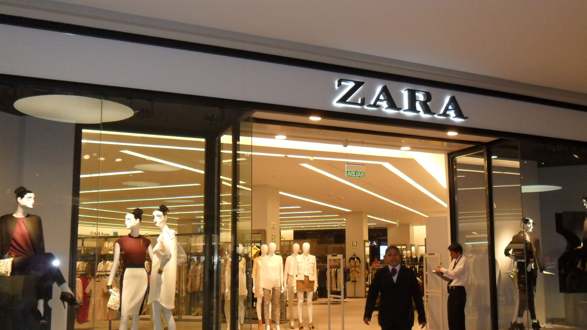 La nueve mini colección de Zara mantiene un estilo ligado al mar donde resaltan muchos botones, el dorado y las chaquetas con tonalidades