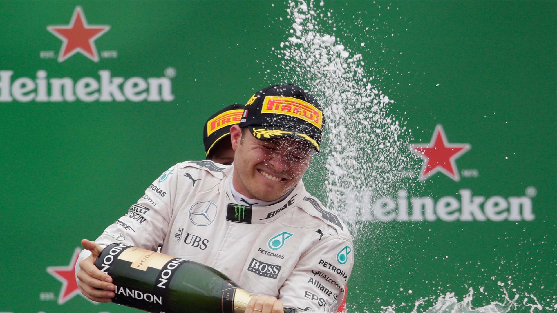 El alemán celebró la victoria 21 de su carrera, la séptima de este año, y se colocó a dos puntos de Hamilton en la pugna por el Mundial de Formula Uno