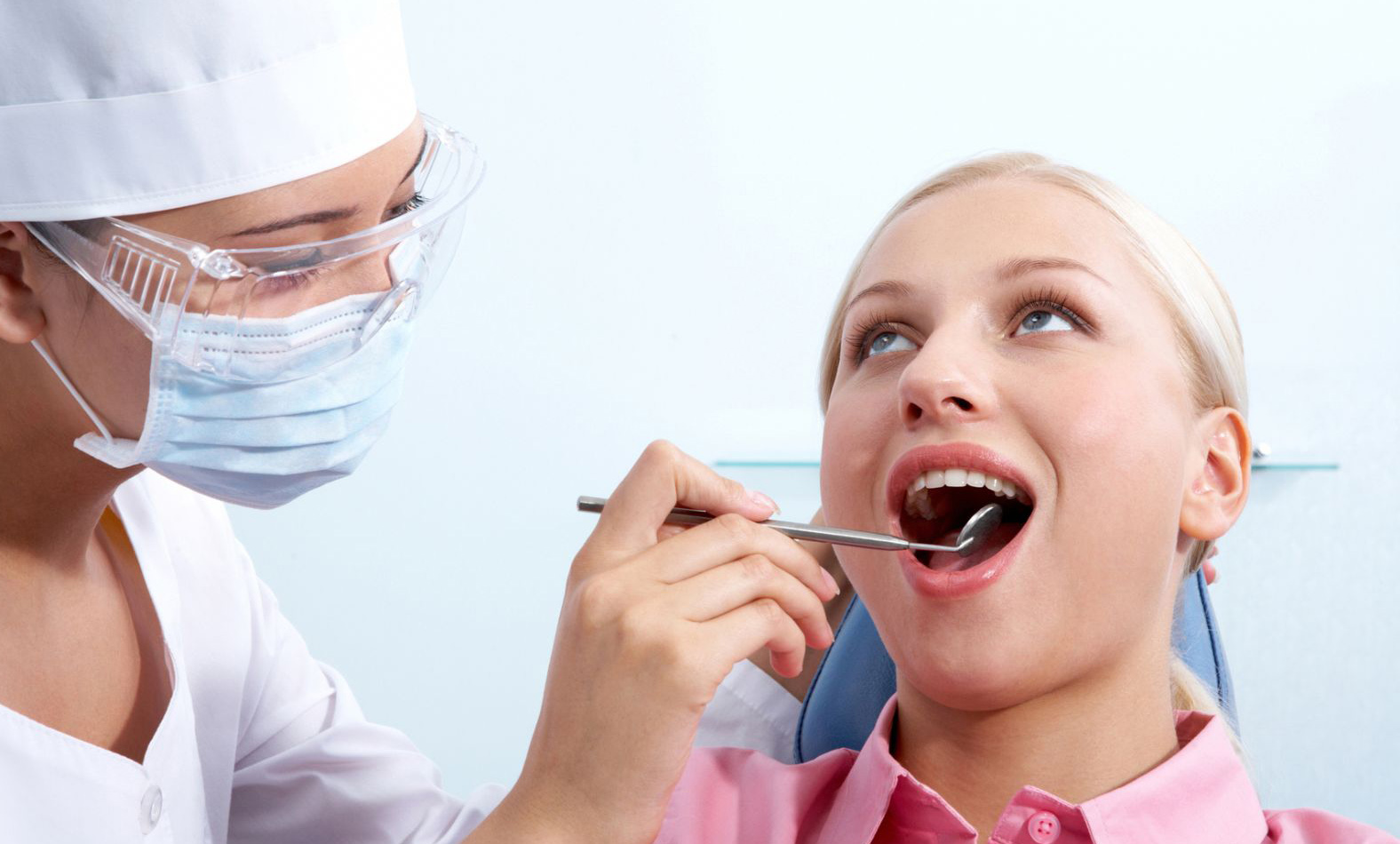 Con los cuidados necesarios y paciencia por los días de reposo, la extracción de una pieza dental puede ser un proceso rápido