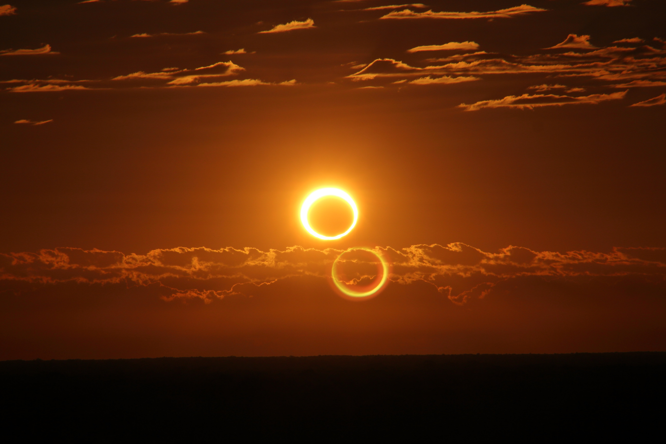 Un espectacular eclipse solar anular ocurrió este jueves en el primer amanecer del mes, cautivando varios lugares del mundo