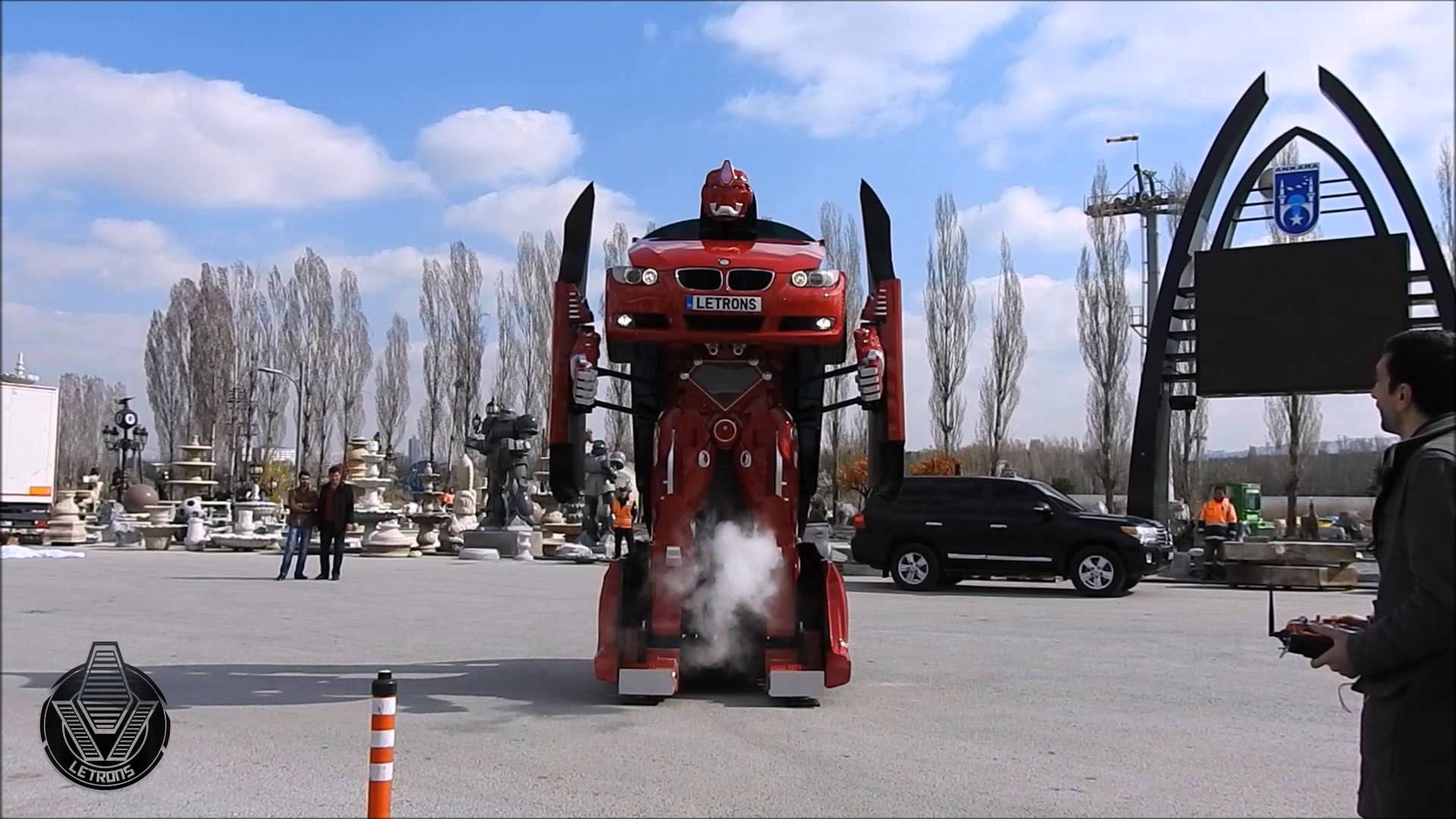 Letrons es un proyecto turco que ha diseñado un BMW transformable en un robot