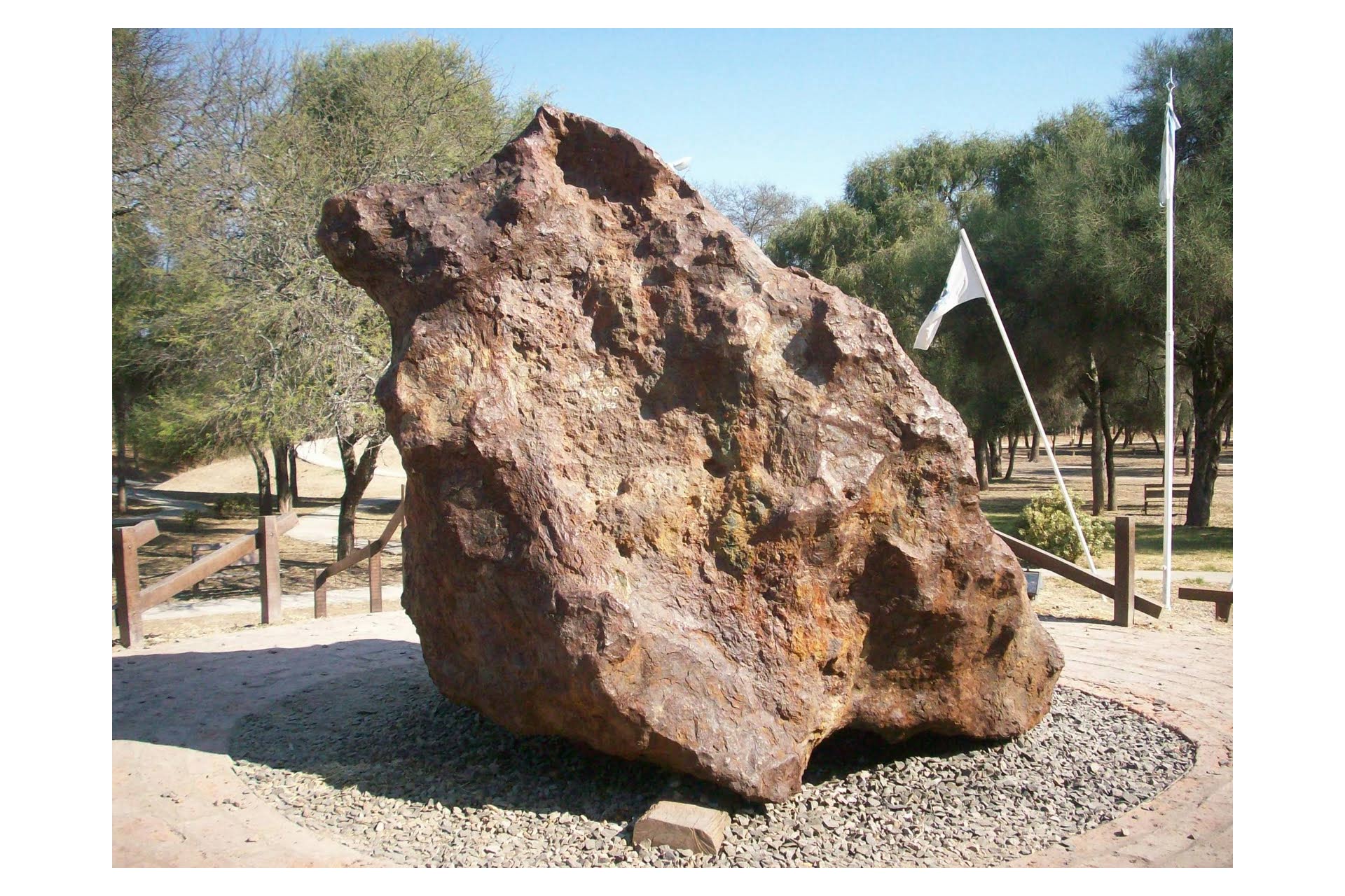 Descubren meteorito gigante en el país de los pesos pesados
