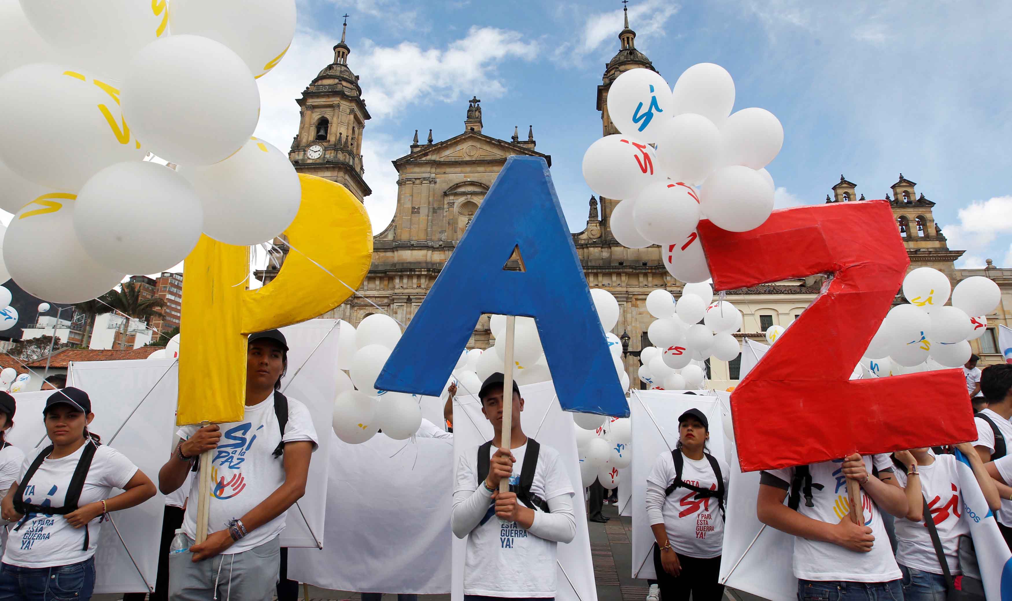 Este lunes las calles colombianas se llenaron de personas vestidas de blanco que festejaron el convenio entre el Gobierno y las FARC