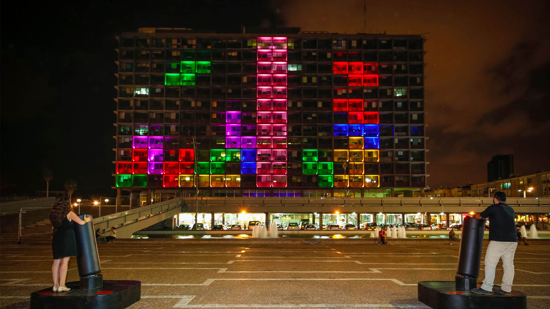 El gobierno de Tel Aviv ha instalado una mega pantalla LED en el Ayuntamiento y joysticks gigantes en la plaza contigua