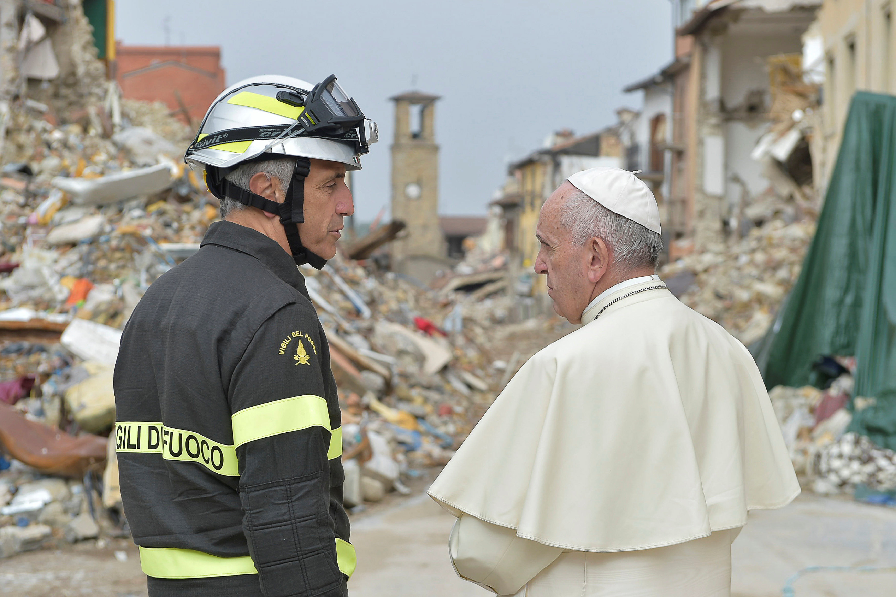 El Sumo Pontífice arribó en la localidad italiana de manera sorpresiva para visitar a los afectados por el terremoto registrado en el mes de agosto