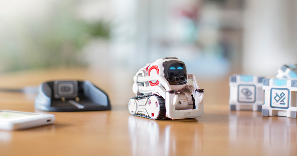 Este pequeño robot es capaz de interactuar, comunicarse e incluso reconocer a su dueño gracias a su inteligencia artificial