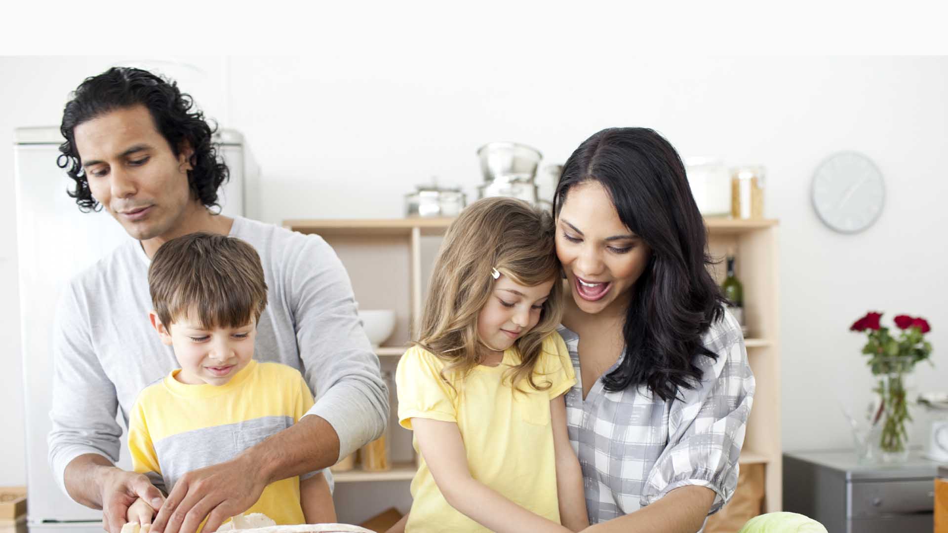 Una organización quiere promover una mayor conexión entre las familias con la campaña "Cena sin pantallas"