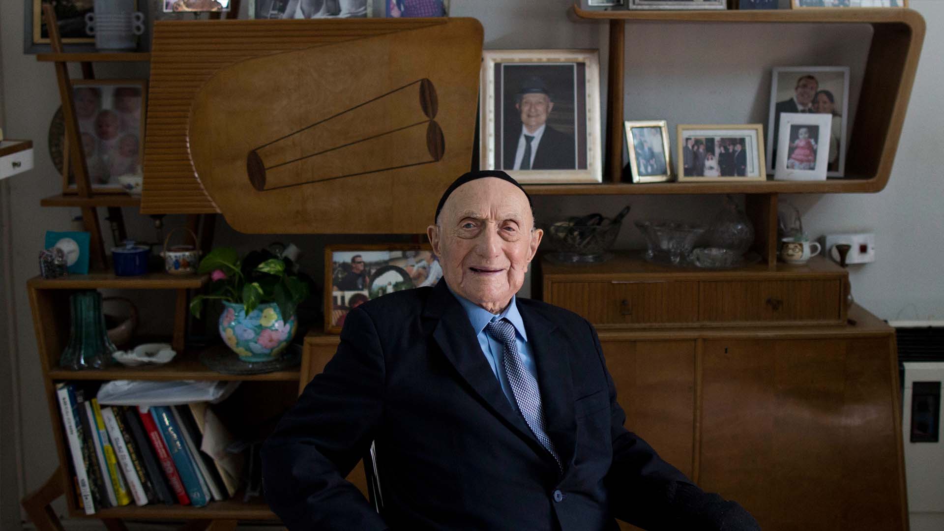 Israel Kristal, de 113 años, celebró la mayoría de edad religiosa gracias al apoyo de sus familiares