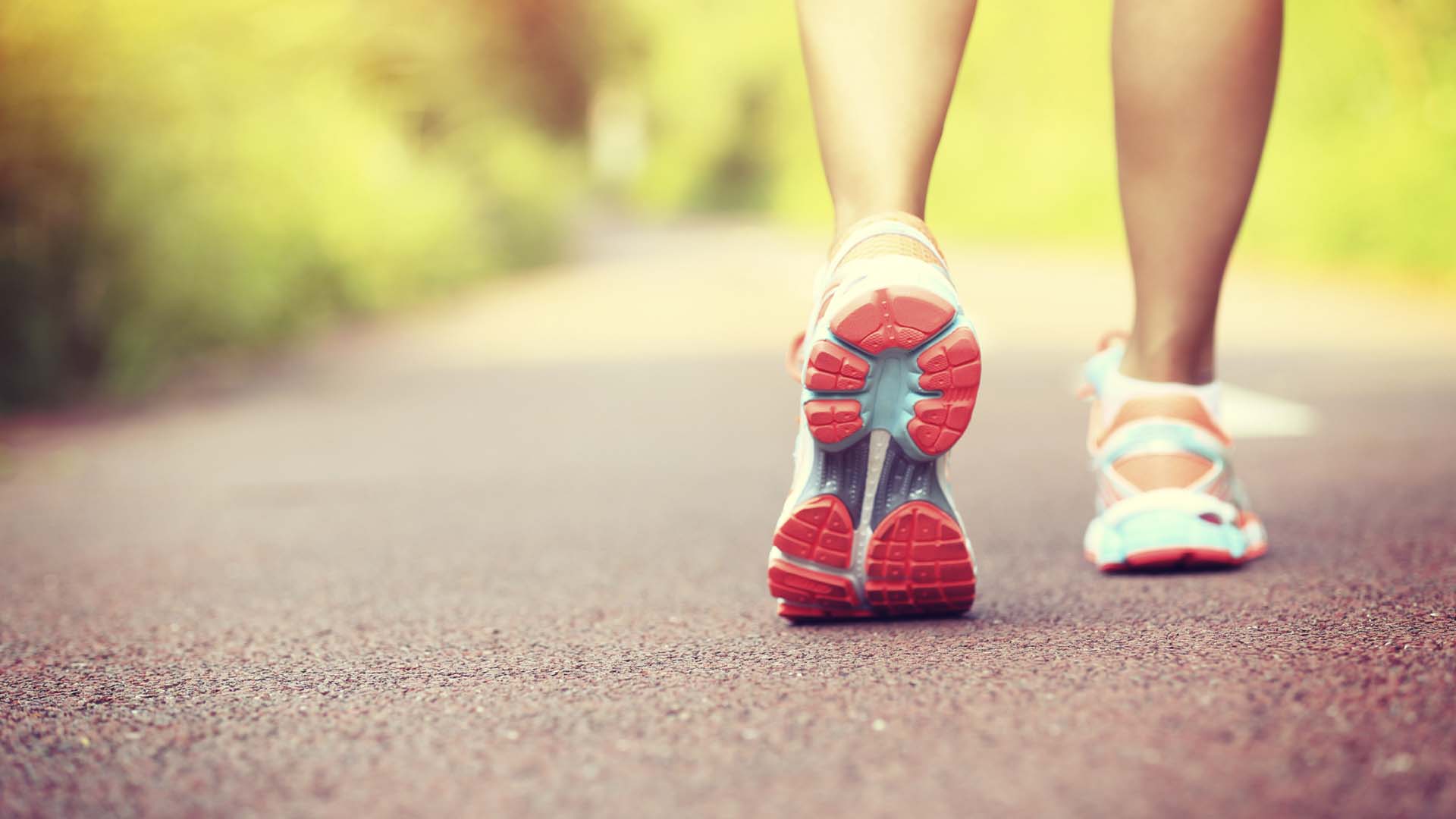 El caminar ayuda a muchas cosas que sólo a tonificar el cuerpo, por eso debes conocer sus beneficios y hacer de este hábito una rutina en tu vida