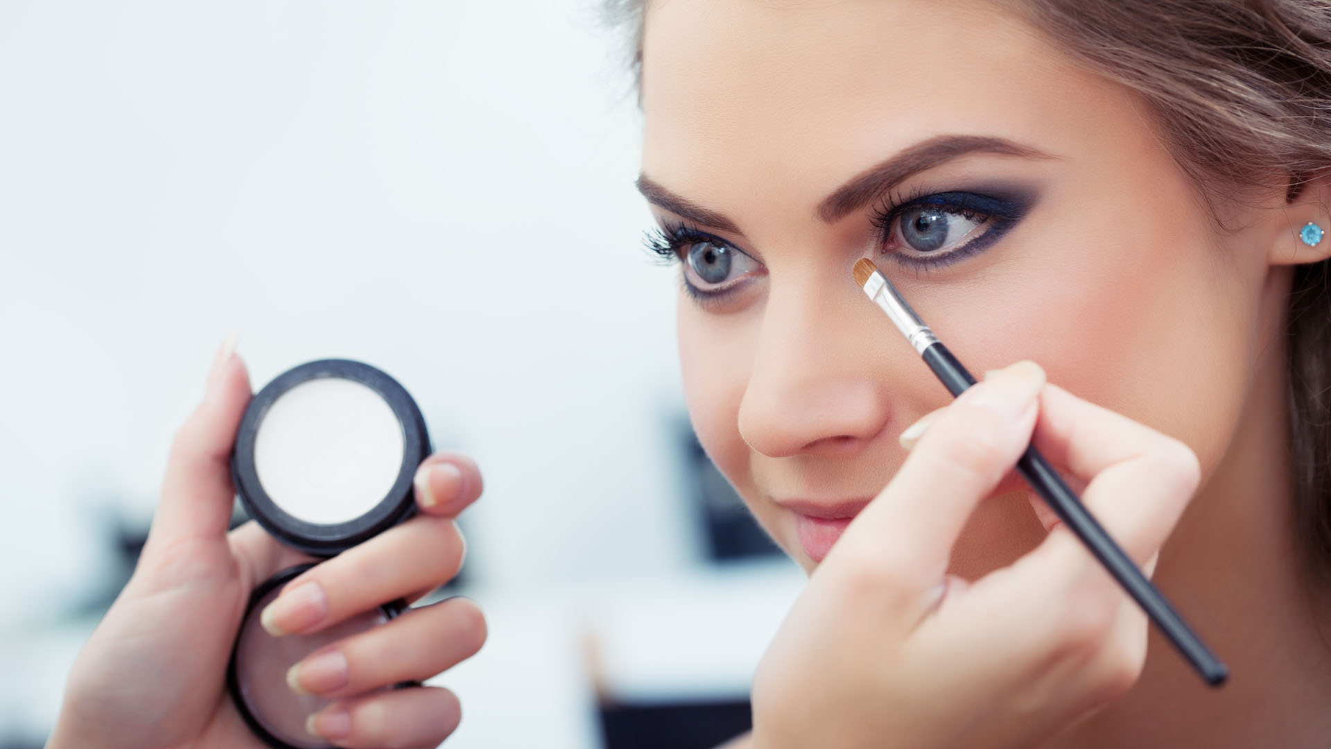 Si vas a maquillarte hazlo bien y más si harás de esta técnica un hábito recurrente porque tu rostro es el que está en riesgo si algo sale mal