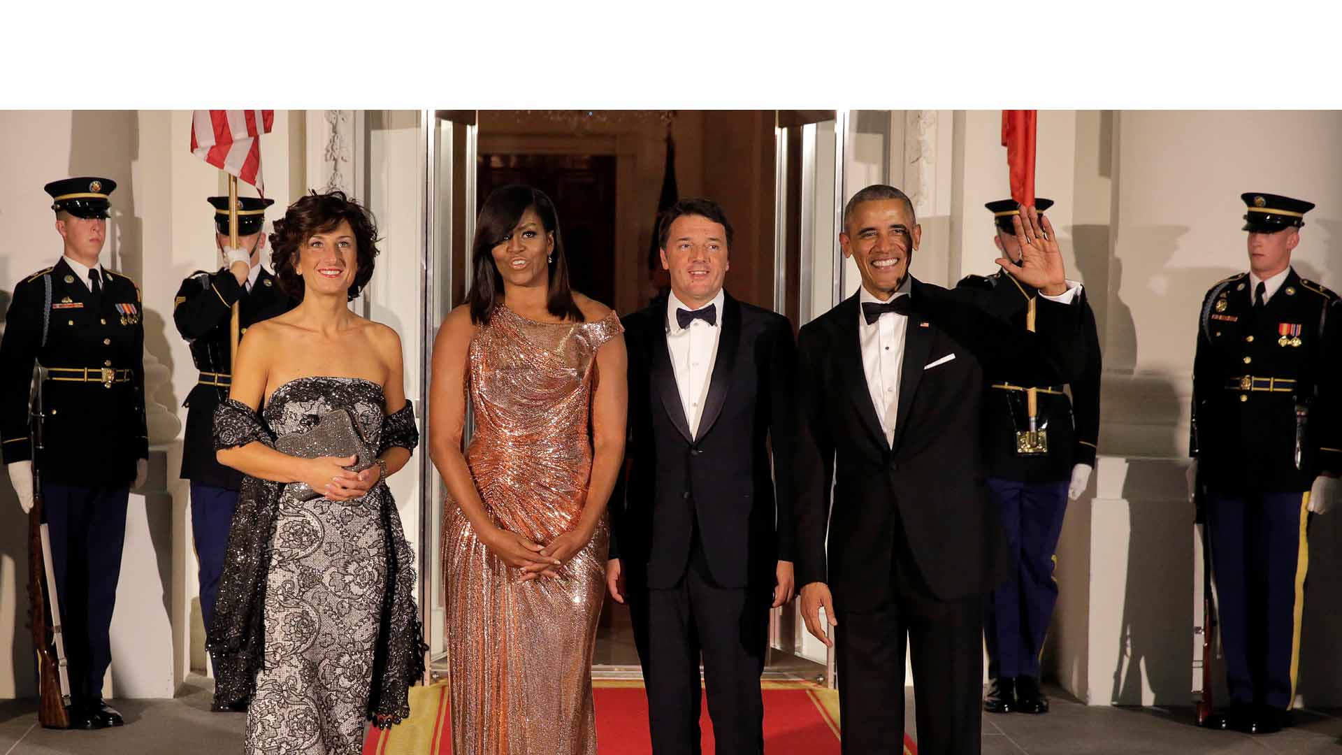 Hasta el presidente de los Estados Unidos quedó oppacado por la elegancia de la primera dama en su vestido de la marca italiana Versace