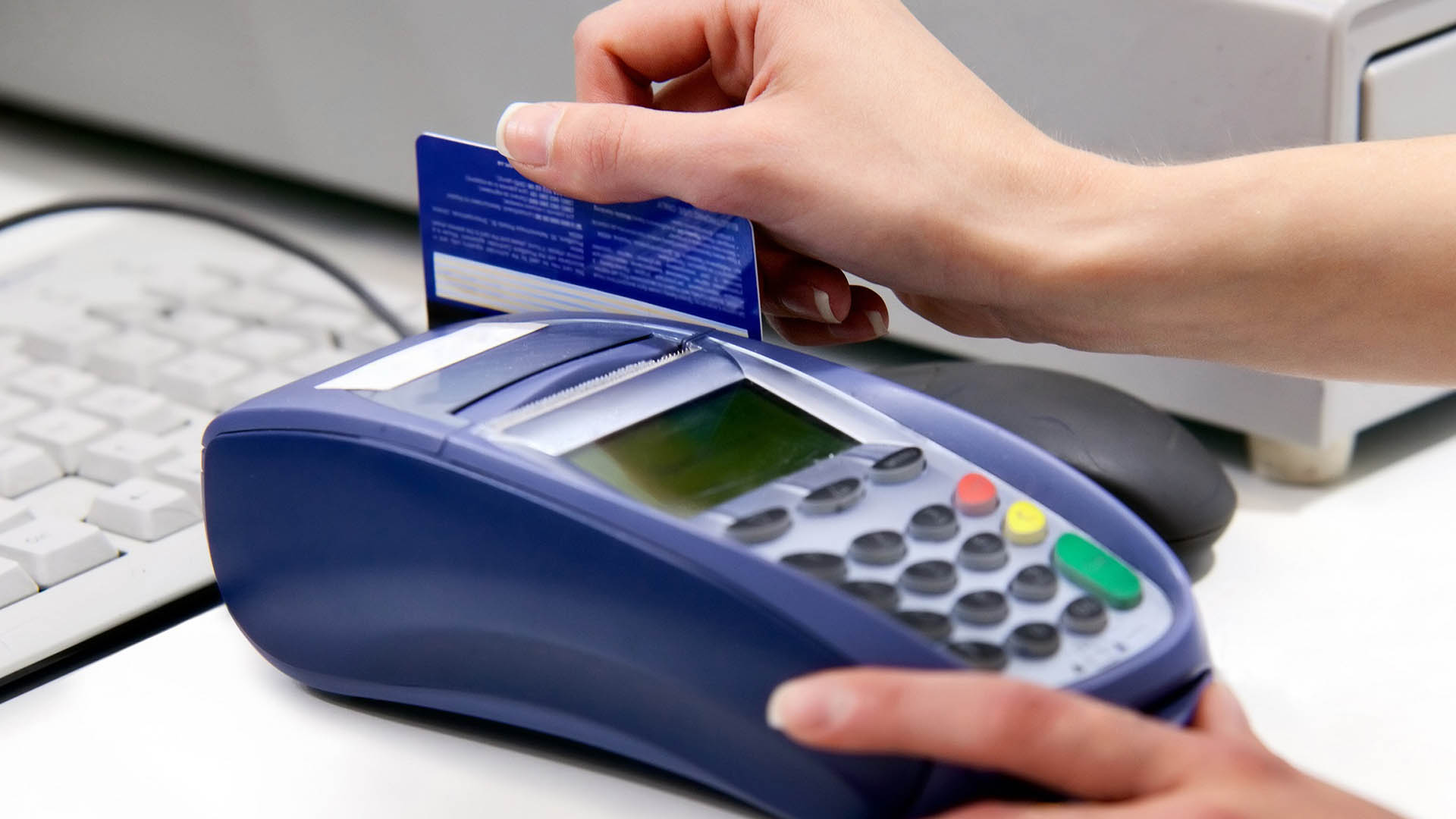 La medida será aplicada a operaciones realizadas con tarjetas de débito