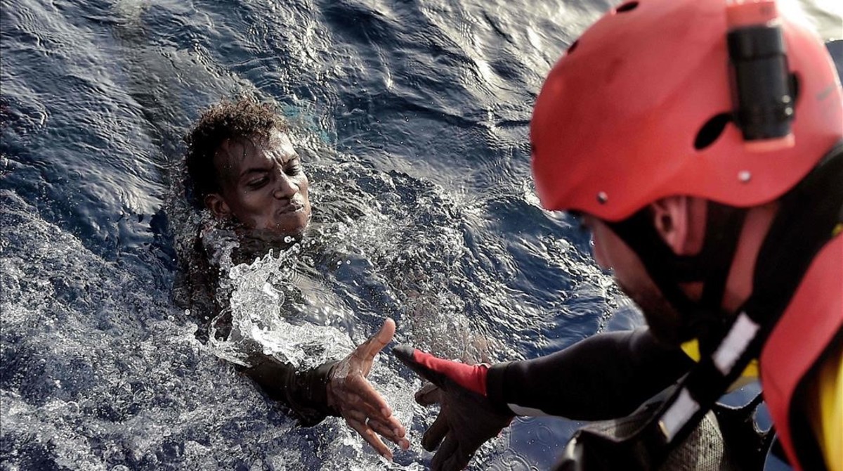 Al menos 4 mil 655 personas migrantes y refugiados fueron rescatados en un operativo especial mientras se dirigían a costas italianas en pequeñas embarcaciones