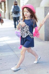 La hija de actor Tom Cruise y Katie Holmes ha sido catalogada de las niñas mejores vestidas