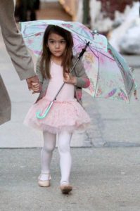 La hija de actor Tom Cruise y Katie Holmes ha sido catalogada de las niñas mejores vestidas