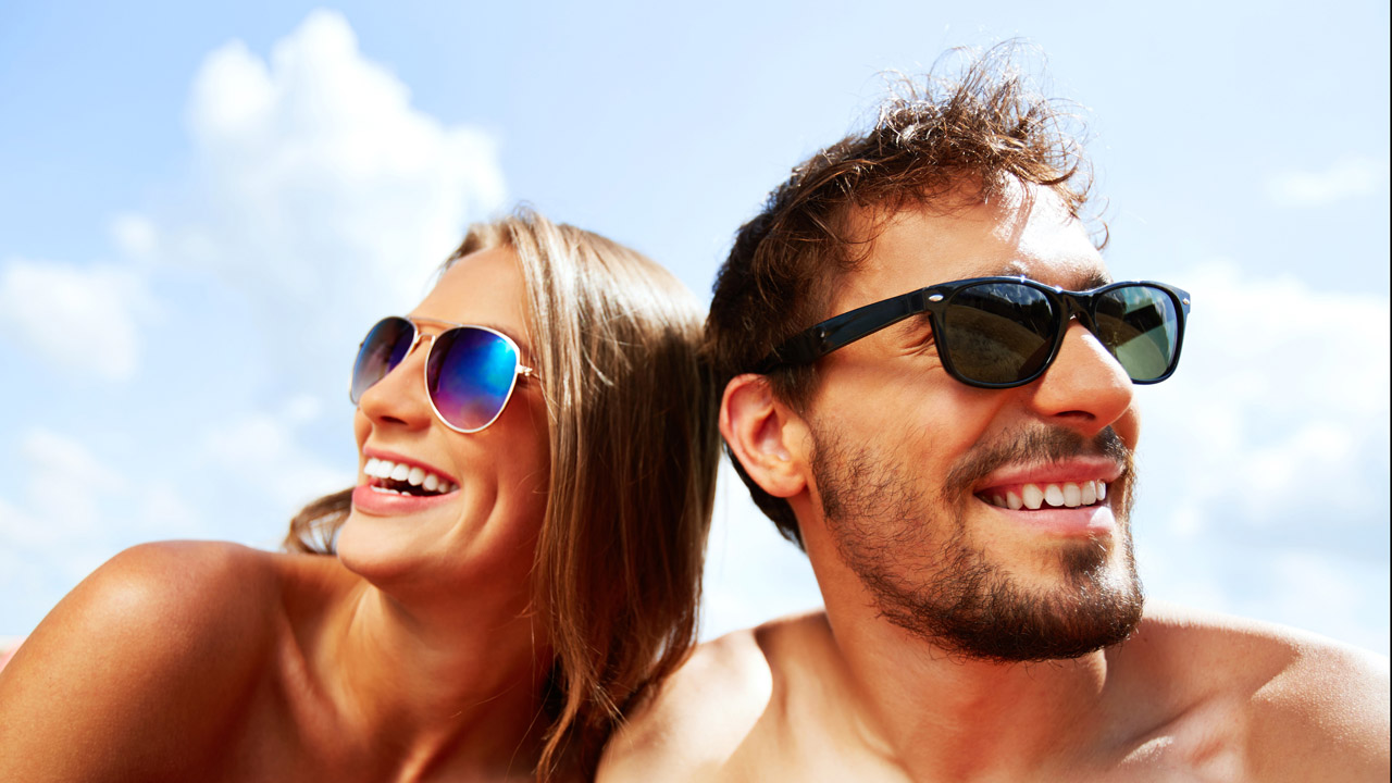 Antes de comprar unos lentes de sol, es importante tomar en cuenta diferentes factores para escoger el modelo correcto que además proteja tus ojos