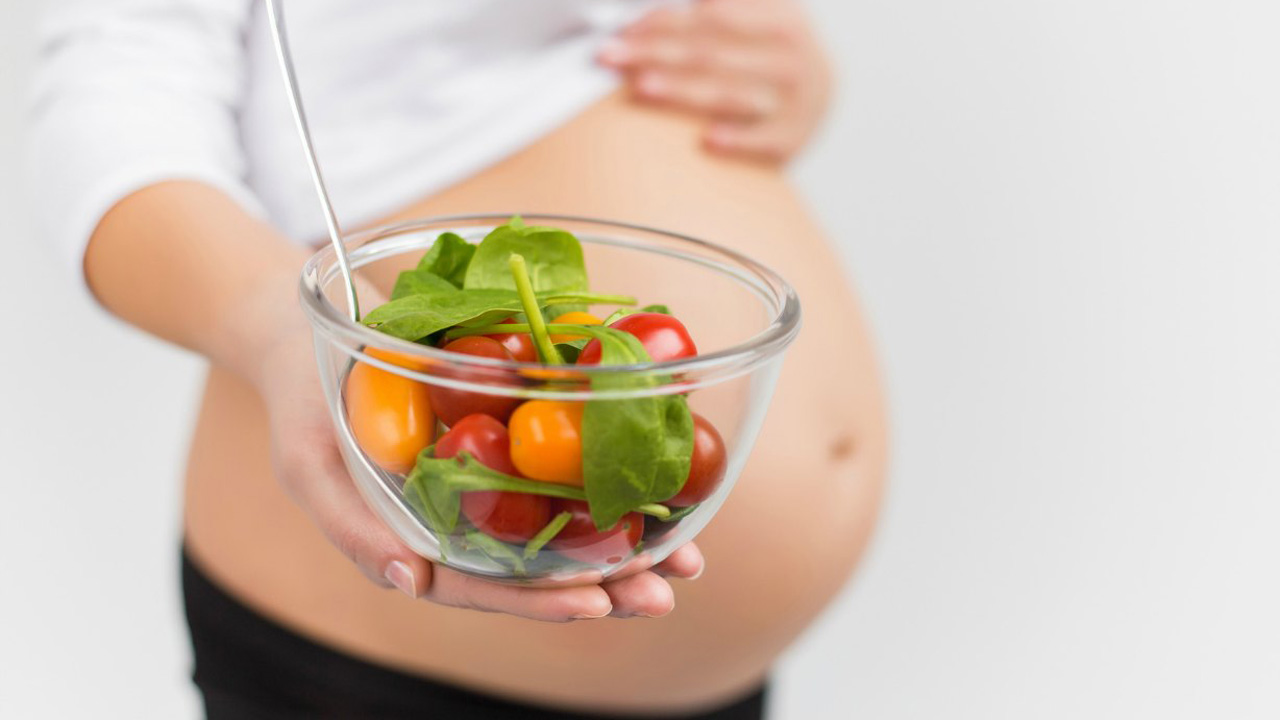 Durante el embarazo en la que la salud tanto de bebé como la de la madre dependen de lo que ella consume, por eso es necesario conocer que beneficia y que no