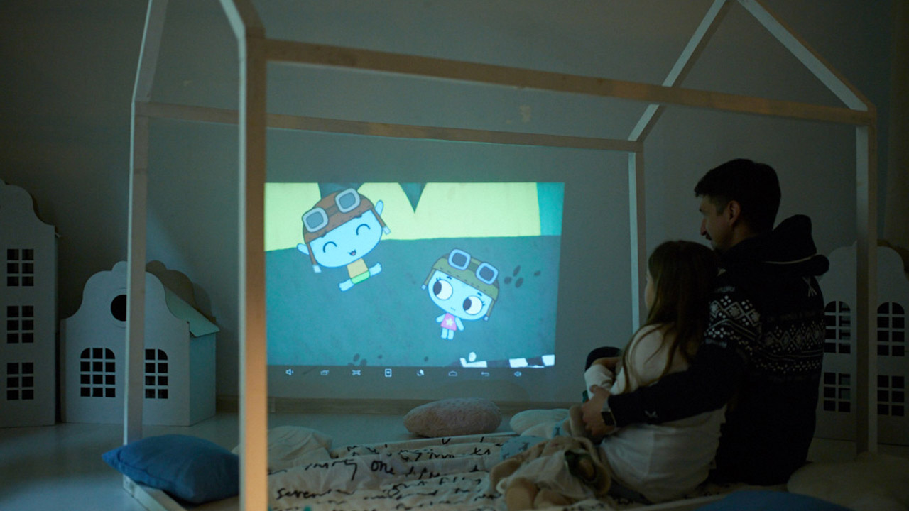 Se trata de un mini proyector portátil diseñado para los más pequeños de la casa el cual cuenta con 20 horas de contenido infantil