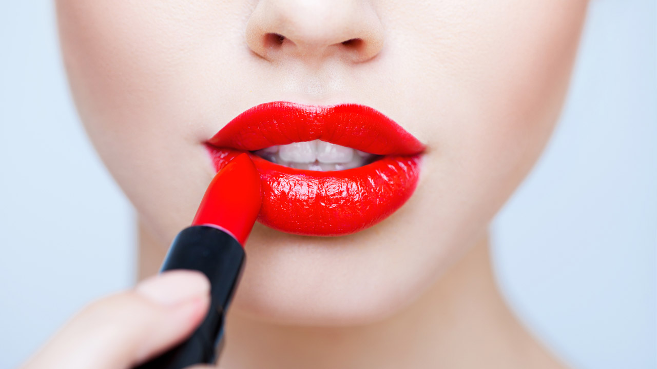 Con la tendencia actual de usar colores vibrantes u opacos en los labios, es importante tener en cuenta cuales son los adecuados según tu tono de piel