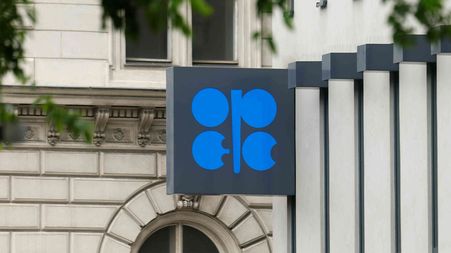 El Sumario - La OPEP+ subirá en diciembre la oferta del crudo