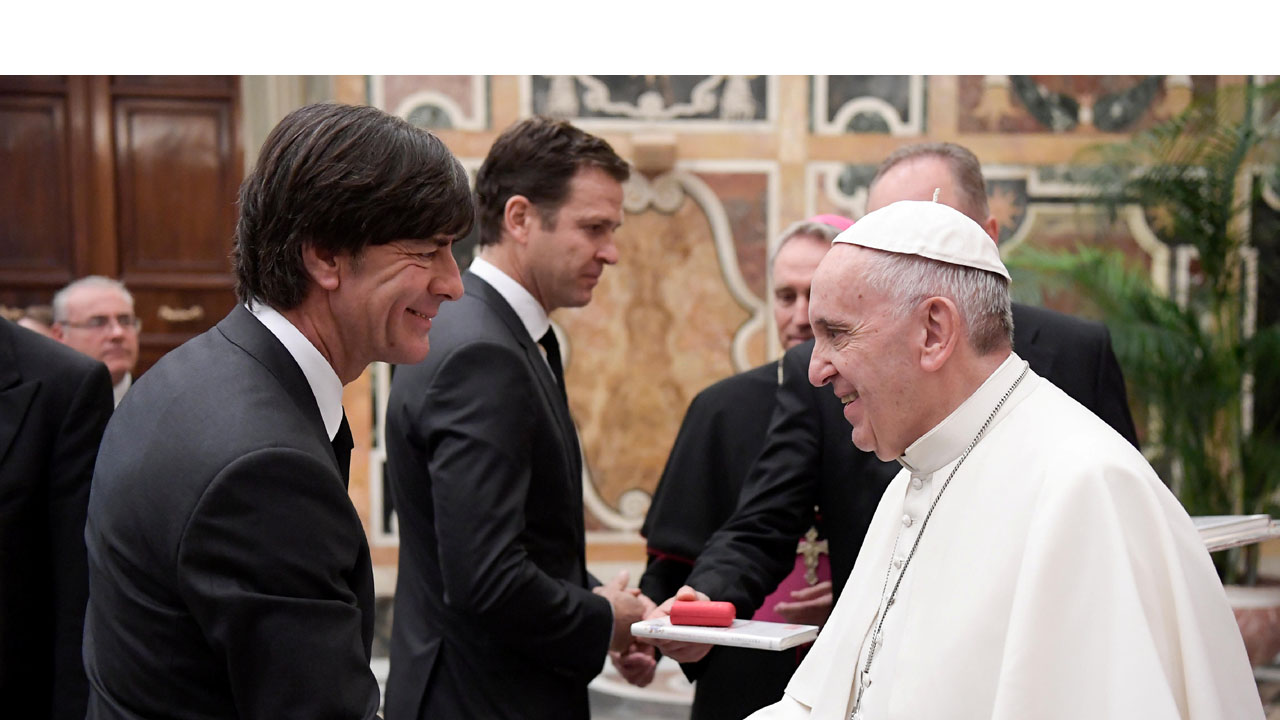 Durante una hora el actual campeón de fútbol visitó las sagradas instalaciones donde tuvieron la oportunidad de ser recibidos por el papa Francisco