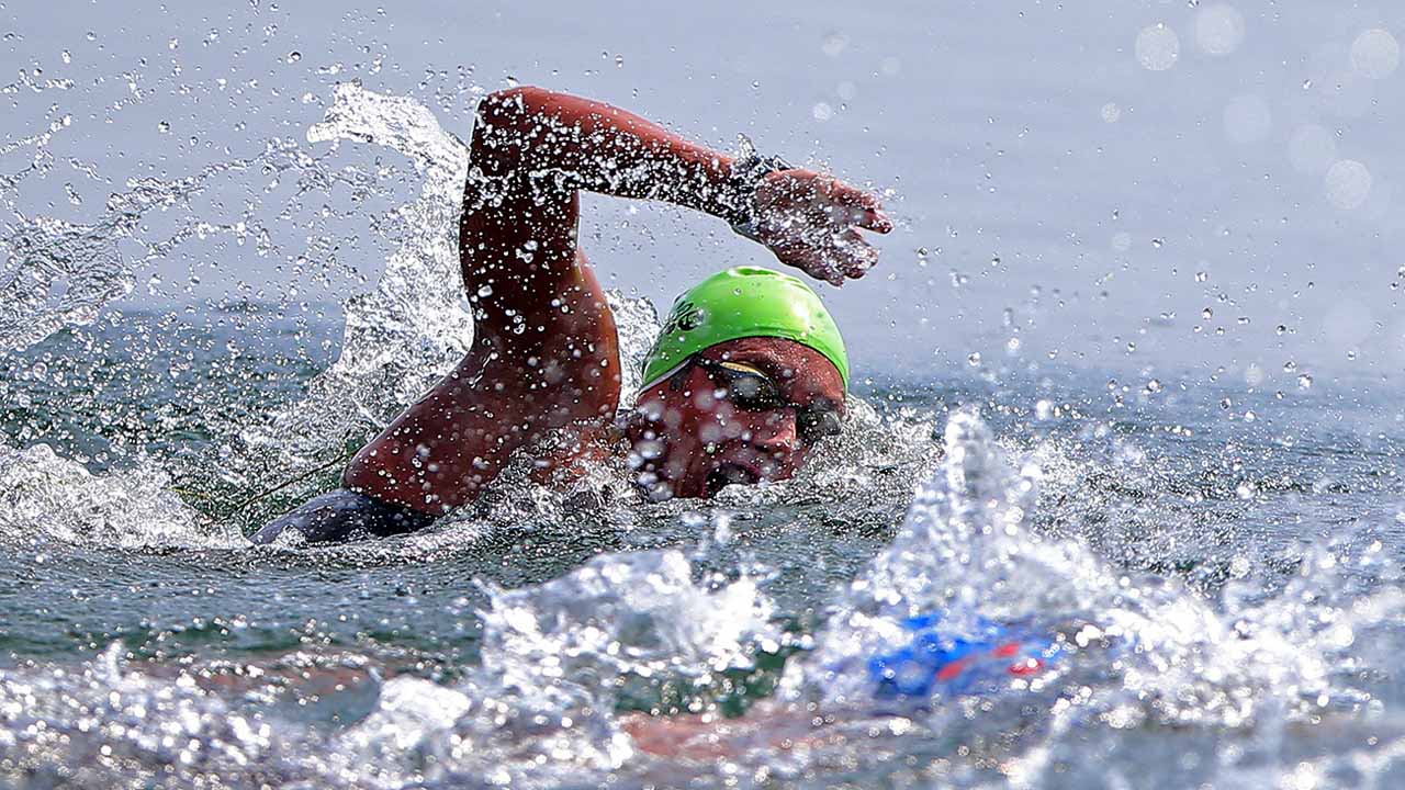 El nadador ganó la primera medalla de oro en el país