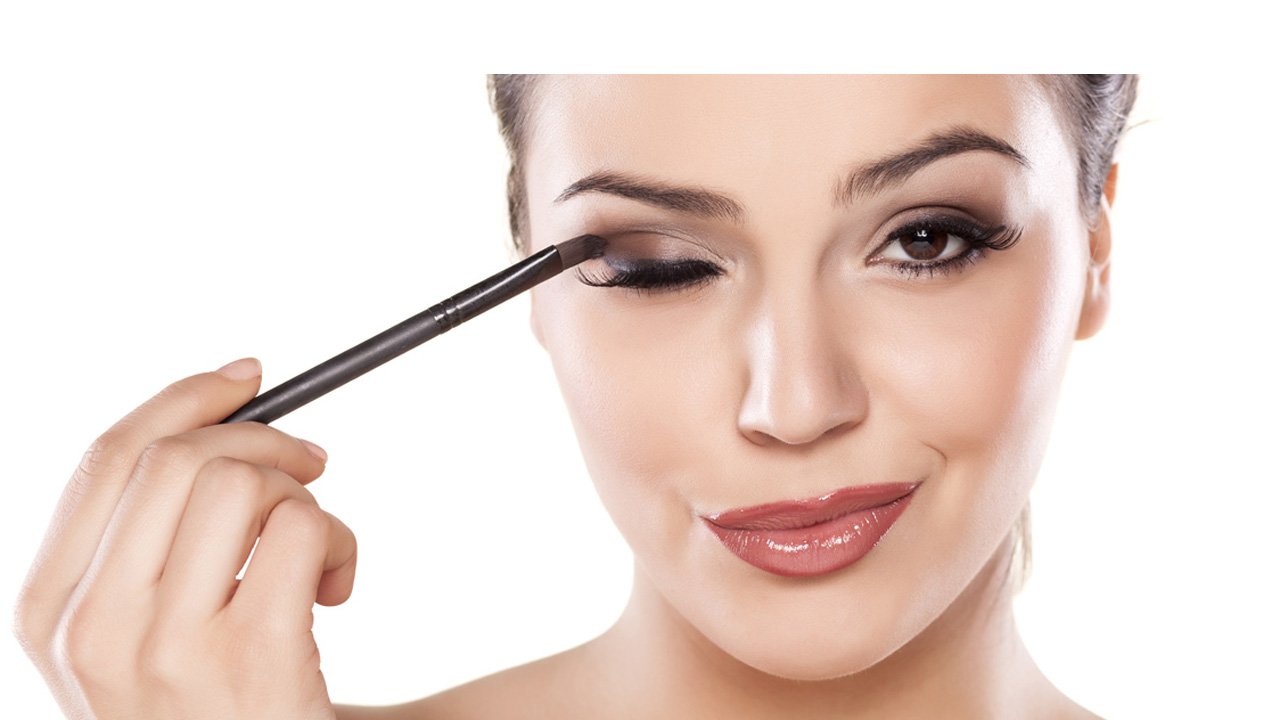 El tono de tu piel combinado con un degradado de sombras logra un maquillaje ideal para el día o la noche