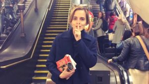 "¡He estado escondiendo copias de Mom & Me & Mom para @booksontheunderground en el metro! Ve si puedes encontrar alguno @oursharedshelf" dijo la actriz en Instagram