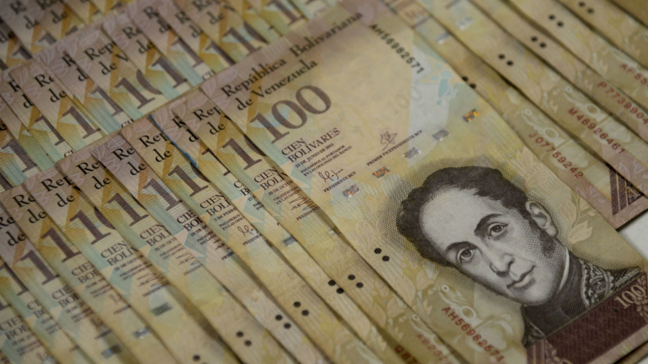 El presidente Nicolás Maduro, firmó un decreto en el que ordena el retiro del papel moneda dejándolo sin efecto en los próximos 3 días