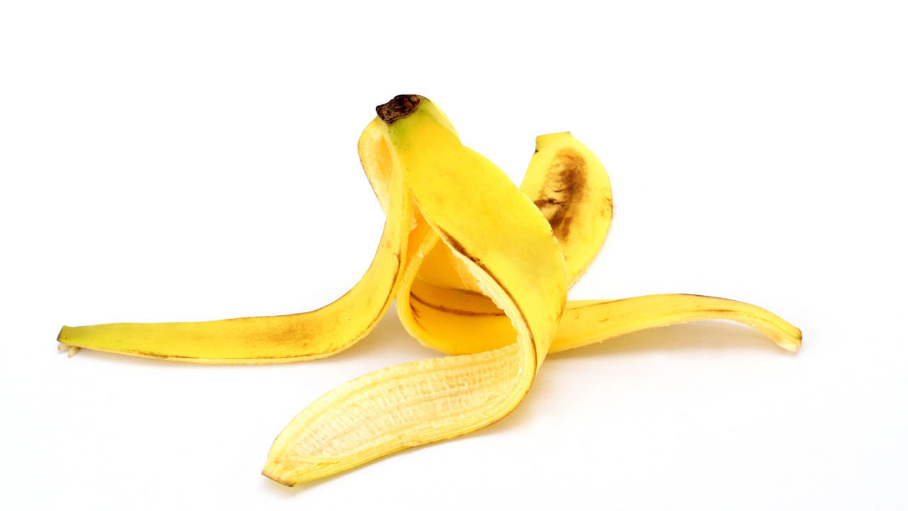 Gracias a la cáscara de plátano se puede hidratar la piel y prevenir las arrugas, además de eliminar hematomas en el cuerpo