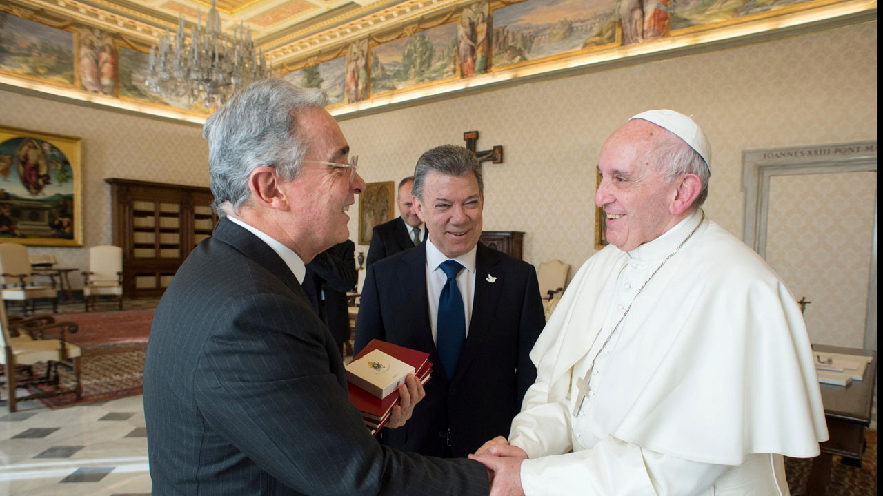 El presidente colombiano y su predecesor fueron recibidos en el Vaticano por el Sumo Pontífice este viernes en pro de la paz en el país latinoamericano
