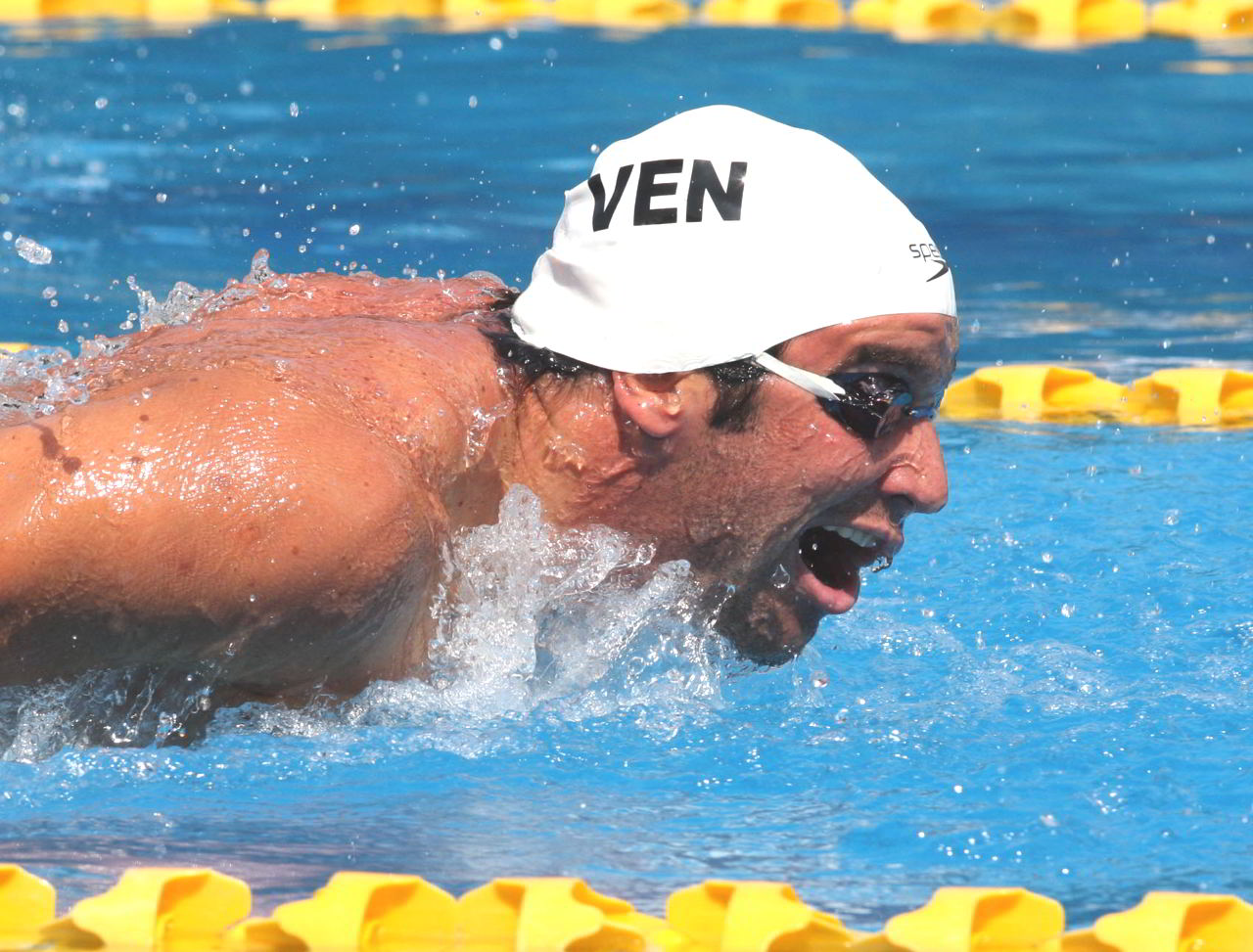 El venezolano logró clasificación a semifinales del Mundial de piscina corta 2016