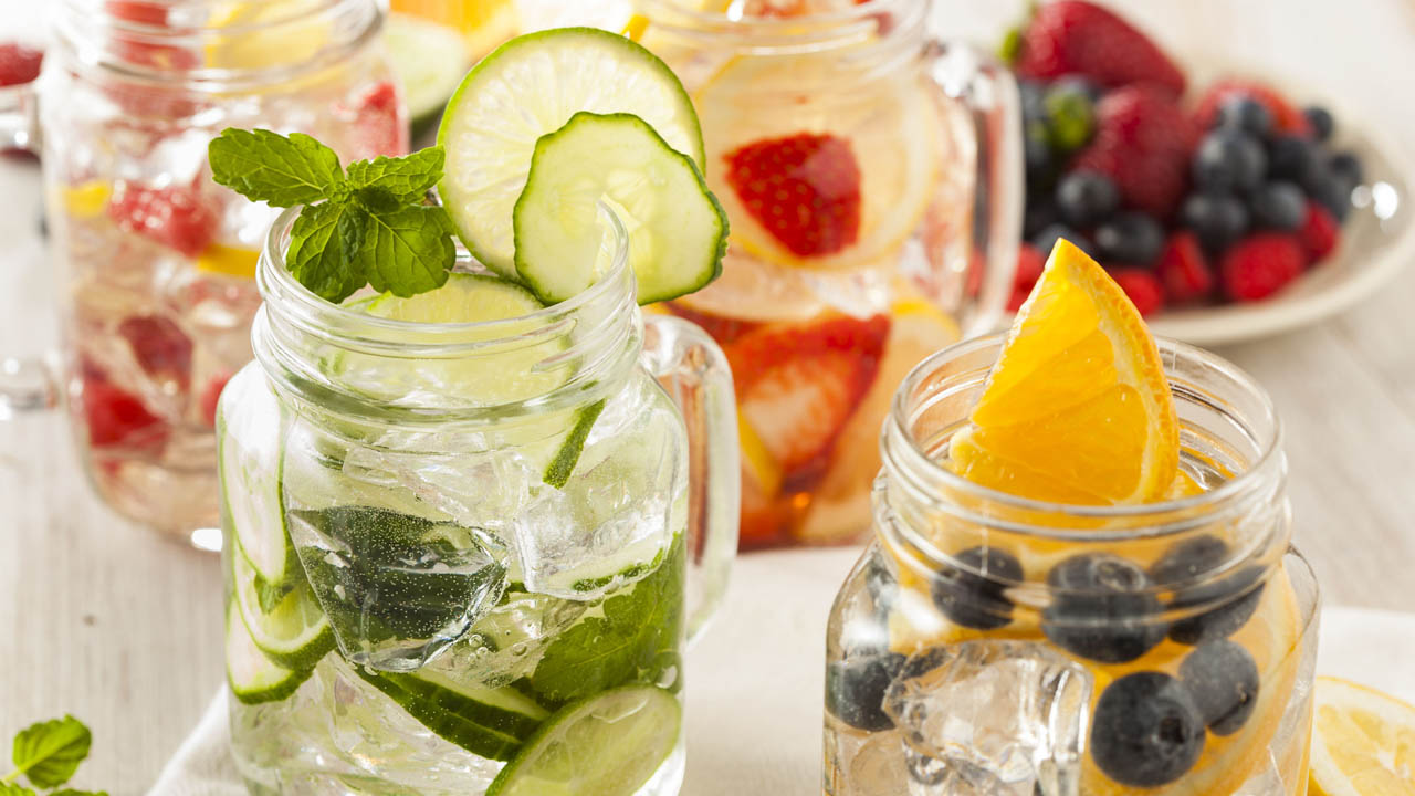 Si eres de los que el agua no les provoca debes probar agregarle sabor al líquido vital por medio de frutas y otros ingredientes sencillos