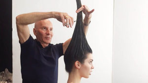 Garren, utilizando el "Vertical haircut" en Kendall Jenner 